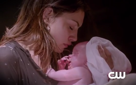 Capture promo 1x22 Hayley et le bébé