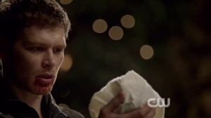 Résumé de l’épisode 22 saison 1  From a Cradle to a Grave Klaus